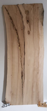 Holzplatte aus heimischer Esche mit natürlicher Baumkante