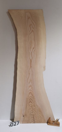 Holzbrett aus Esche mit beidseitiger Baumkante für eine Sitzbank