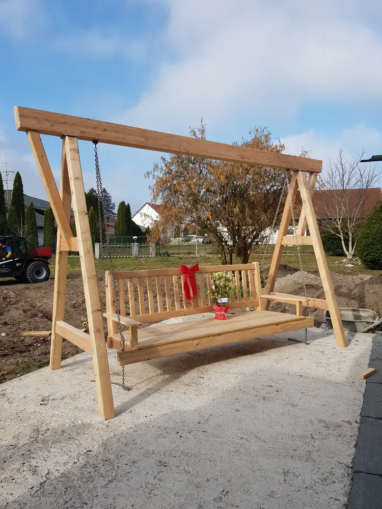 Hollywoodschaukel aus Massivholz. 