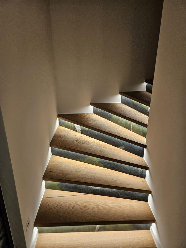 Stufen mit indirekter LED-Beleuchtung
